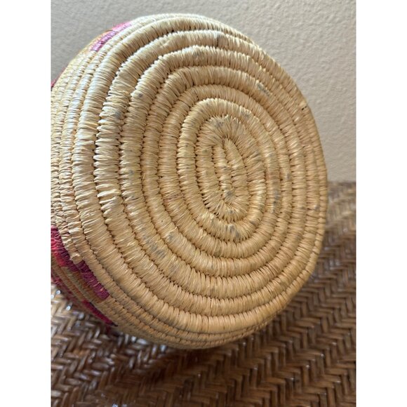 Handwoven Multicolored Straw Basket With Handle - Vibrant Patterned Design - Picture 5 of 9